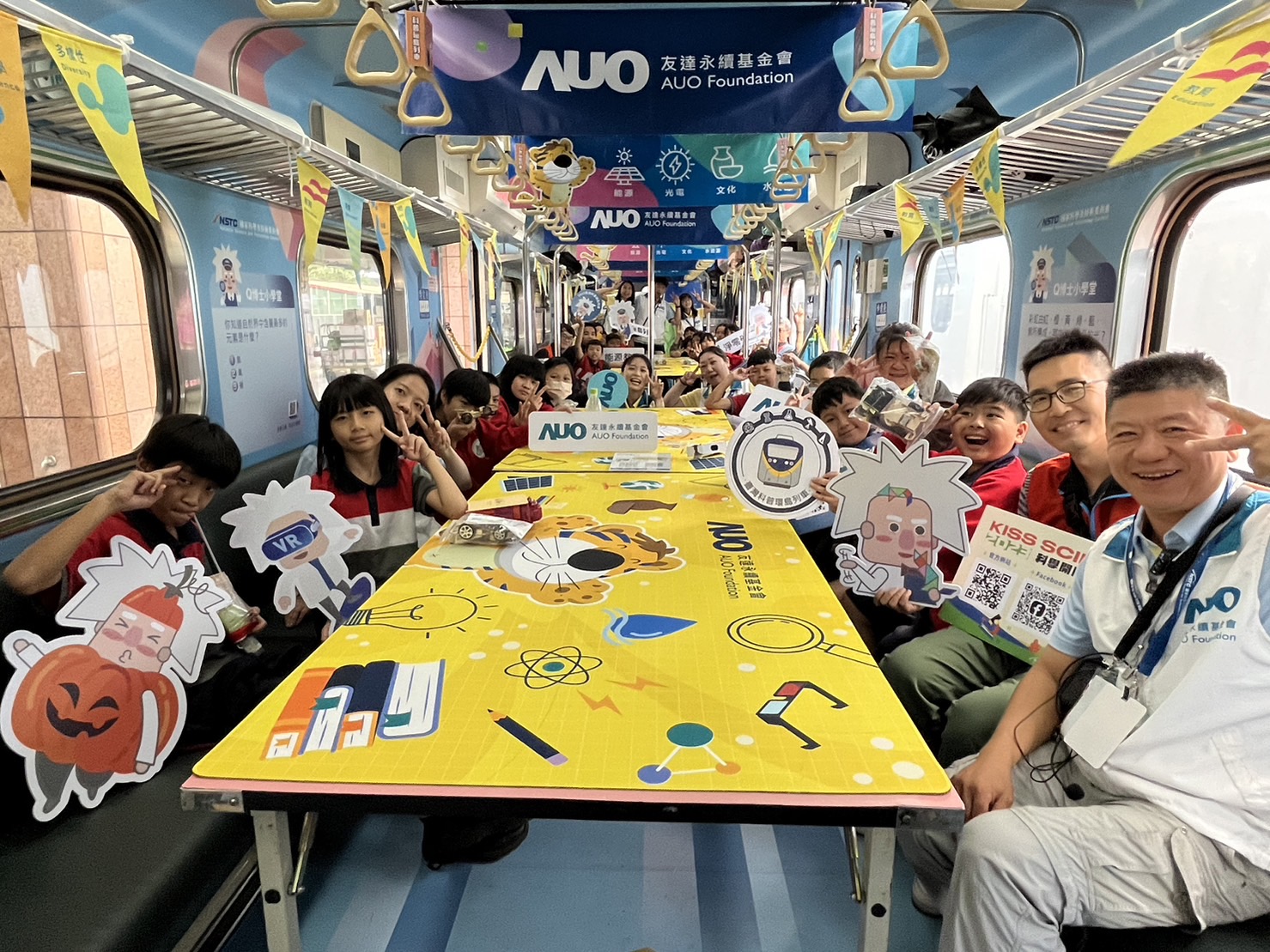 DB真人永續基金會參與「臺灣科普環島列車」，設計基礎科學車廂課程，以「淨零碳排和永續能源」為主題，讓學生透過創意實驗認識淨零知識，以及思考生活中的減碳行為