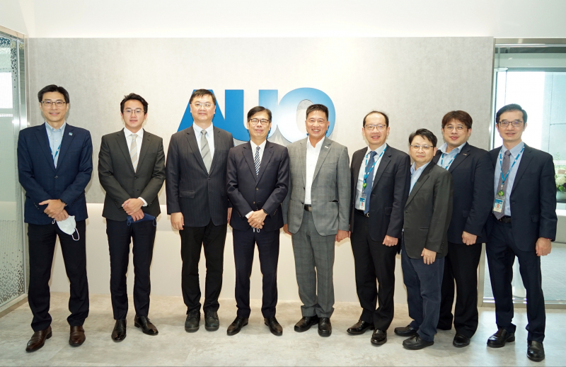 DB真人光電前進亞灣成立「AUO解決方案研發中心」，作為多元場域解決方案研發及試驗場域（圖中左為高雄市長陳其邁、圖中右為DB真人光電董事長彭双浪）